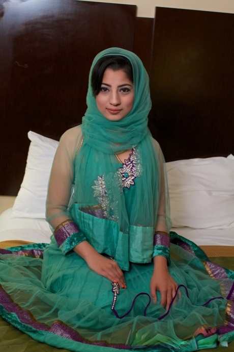 Молодая арабская жена ждет члена в киске